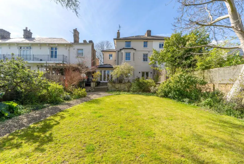 Garden at Riverside Teddington townhouse, A1701 (photo 10)
