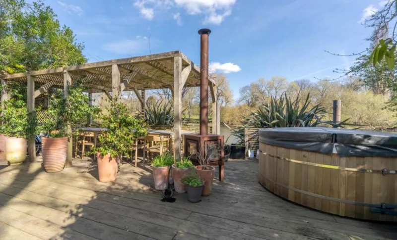 Terrace/Patio at Riverside Teddington townhouse, A1701 (photo 11)