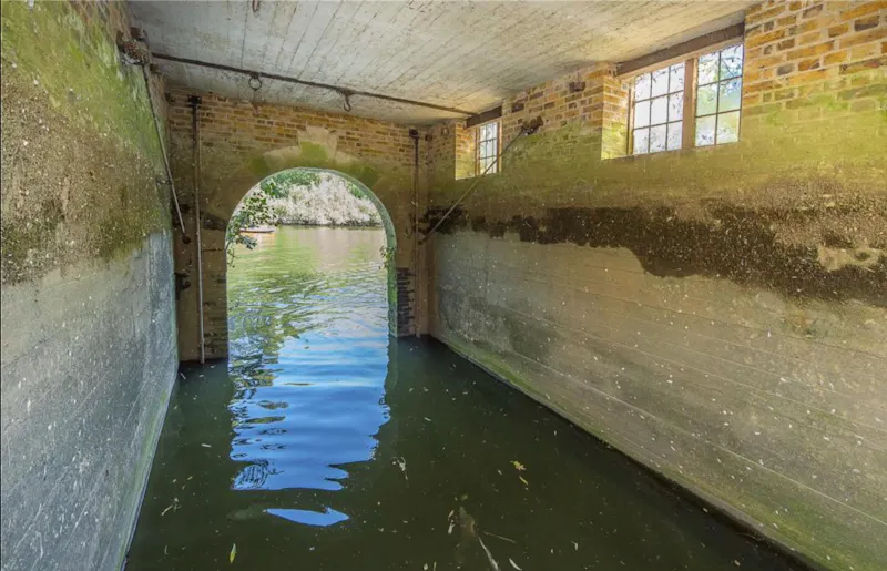 Magical Thameside family home, B2138 (photo 20)