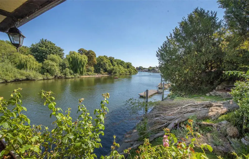 Magical Thameside family home, B2138 (photo 26)
