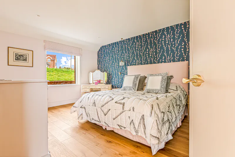 Bedroom at Henley-on-Thames modern barn, L779 (photo 19)
