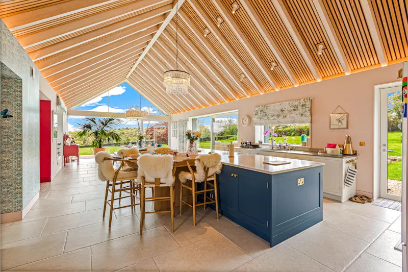 Open plan at Henley-on-Thames modern barn, L779 (photo 5)