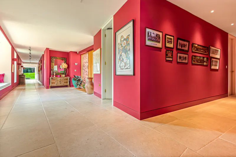 Entrance hall at Henley-on-Thames modern barn, L779 (photo 2)