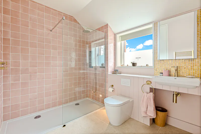 Shower at Henley-on-Thames modern barn, L779 (photo 27)