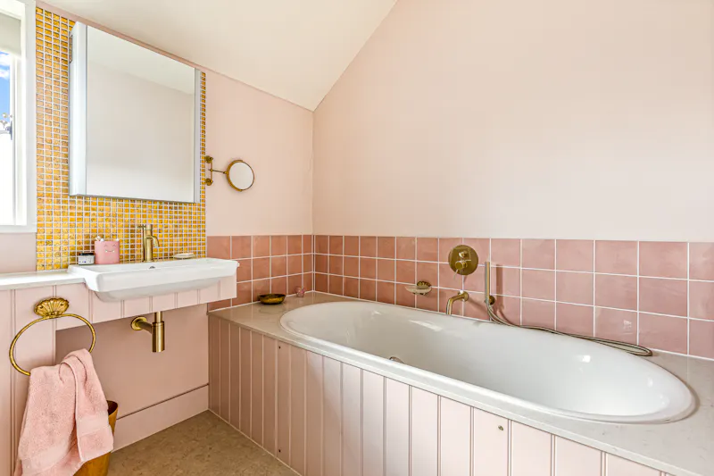 Bath at Henley-on-Thames modern barn, L779 (photo 25)