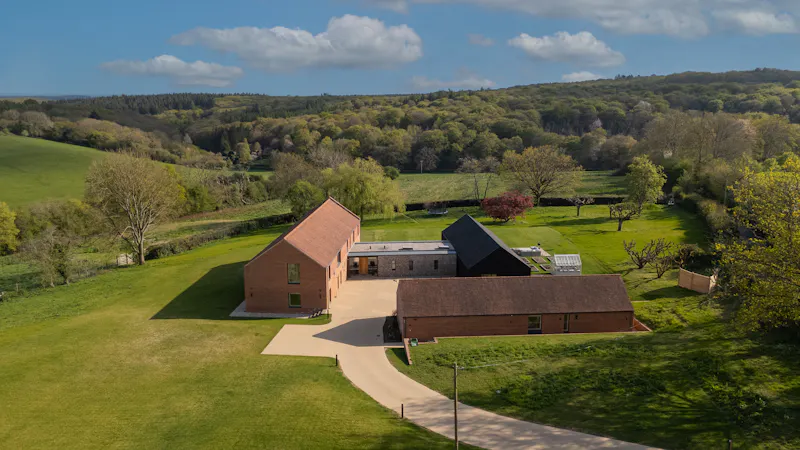 Henley-on-Thames modern barn, L779 (photo 1)
