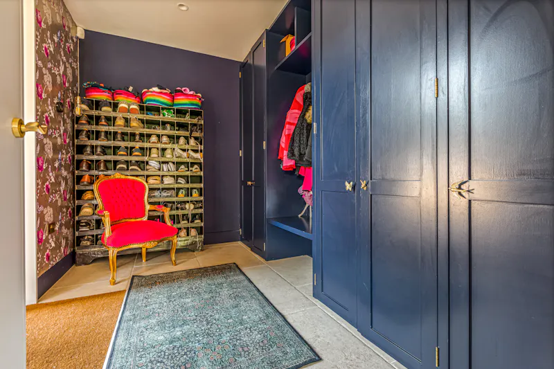 Dressing room at Henley-on-Thames modern barn, L779 (photo 15)