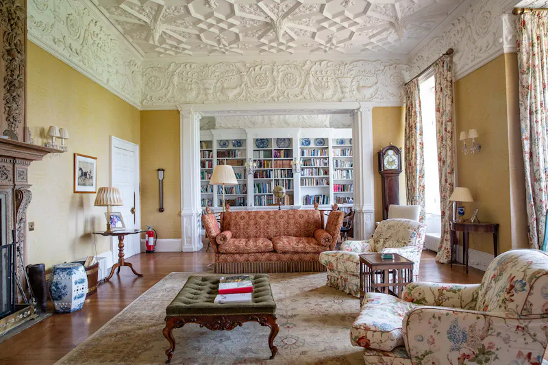 Sitting room at Haywards Heath Elizabethan house, H106 (photo 5)
