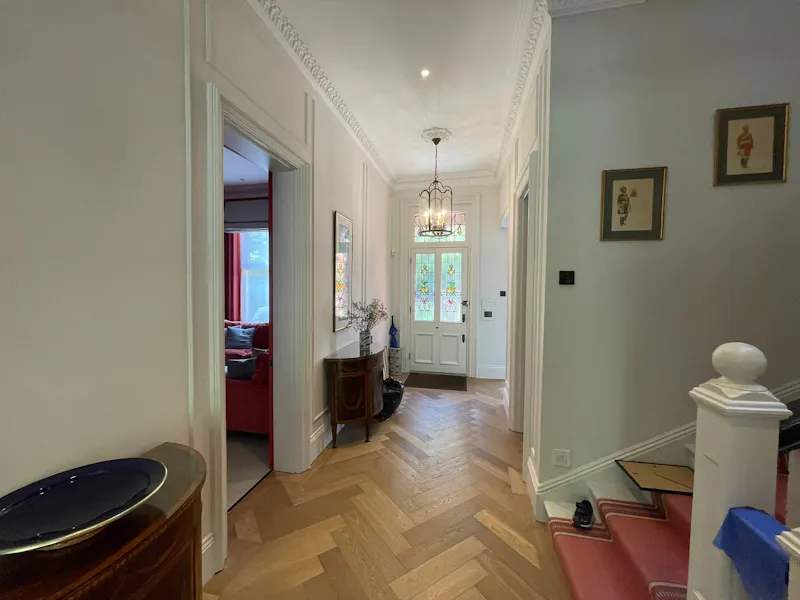 Entrance hall at Large Wandsworth family home, B2142 (photo 3)