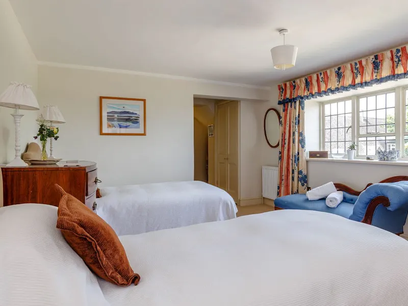 Bedroom - teen at Charming manor near Swindon, M373 (photo 19)