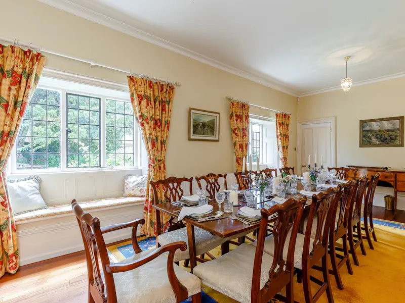 Dining room at Charming manor near Swindon, M373 (photo 11)
