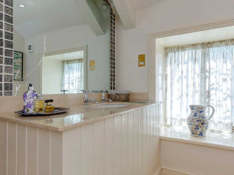 Bathroom at Charming manor near Swindon, M373 (photo 21)