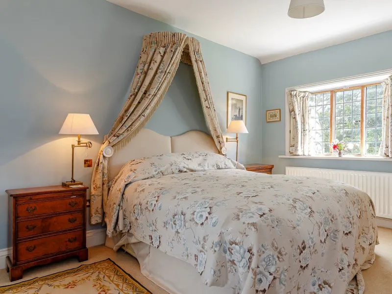 Bedroom at Charming manor near Swindon, M373 (photo 14)