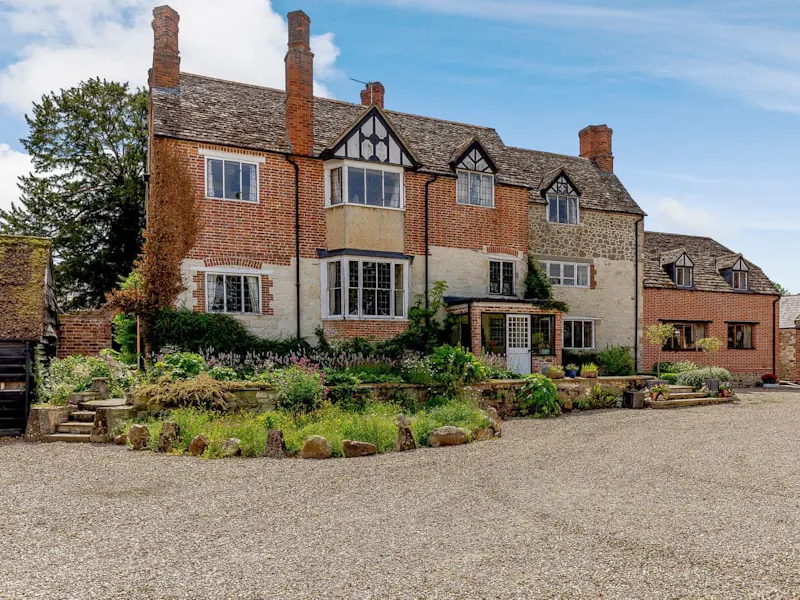 Driveway at Charming manor near Swindon, M373 (photo 1)