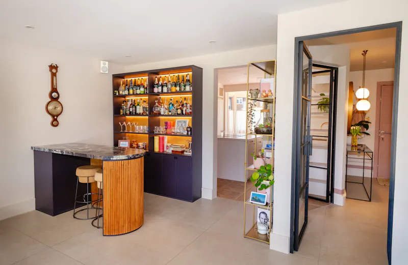 Bar at Contemporary Twickenham Home, D2885 (photo 8)