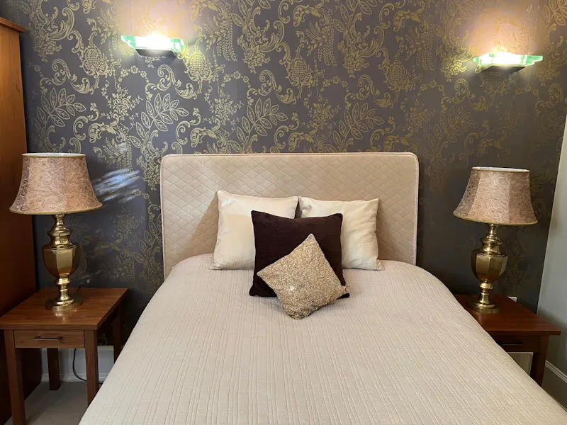 Bedroom at Banstead luxury apartment, F1277 (photo 21)
