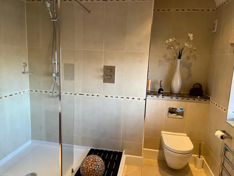 Bathroom at Banstead luxury apartment, F1277 (photo 22)