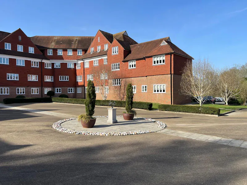 Driveway at Banstead luxury apartment, F1277 (photo 1)