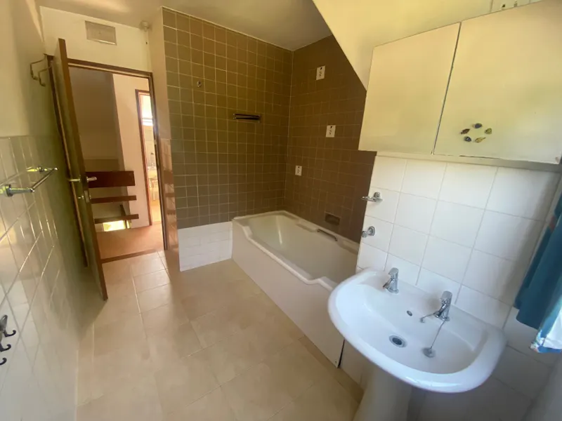 Bathroom at 60s Berkhamsted home, D2879 (photo 27)