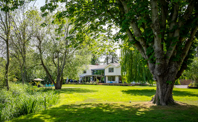 Garden at Contemporary River Thames Home, D2883 (photo 68)