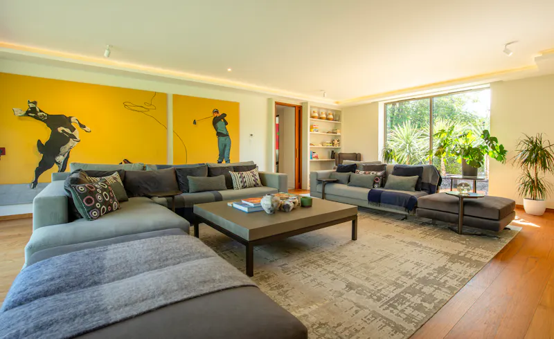 Living Room at Contemporary River Thames Home, D2883 (photo 9)