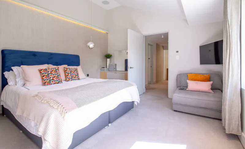 Bedroom at Contemporary River Thames Home, D2883 (photo 44)