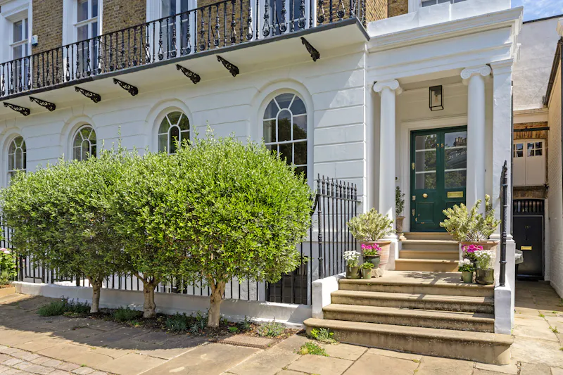 Balcony at Elegant Clapham townhouse, A1702 (photo 2)