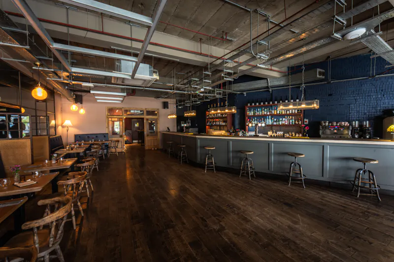 Modern London Pub, R861 (photo 3)