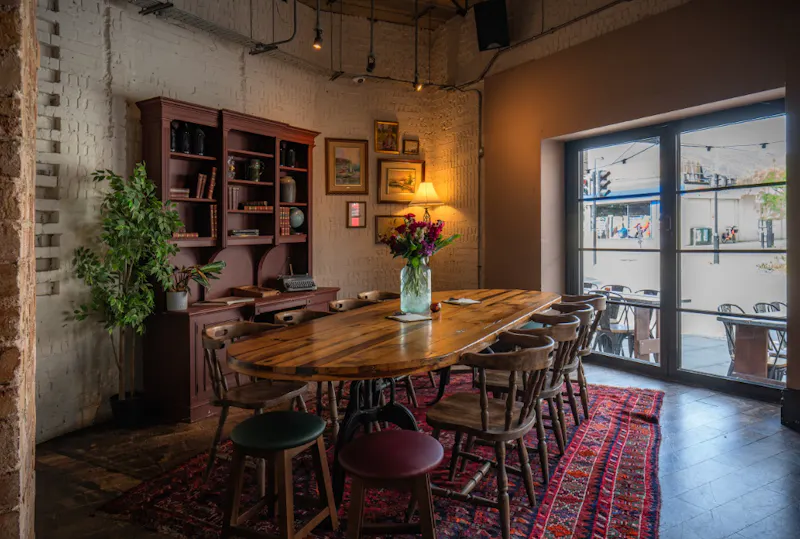 Modern London Pub, R861 (photo 6)