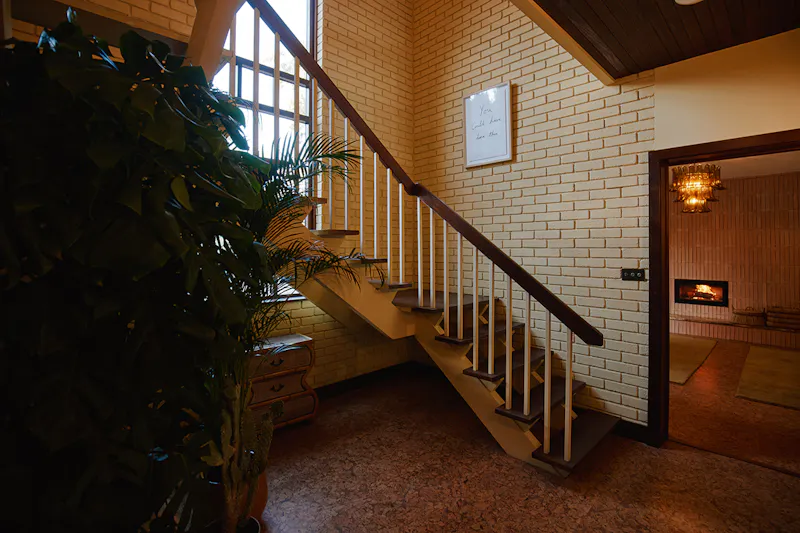 Staircase at Cotswolds 70's homestay, D2884 (photo 23)