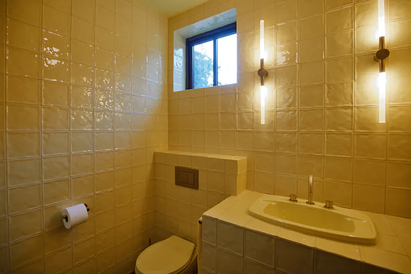 Bathroom at Cotswolds 70's homestay, D2884 (photo 51)