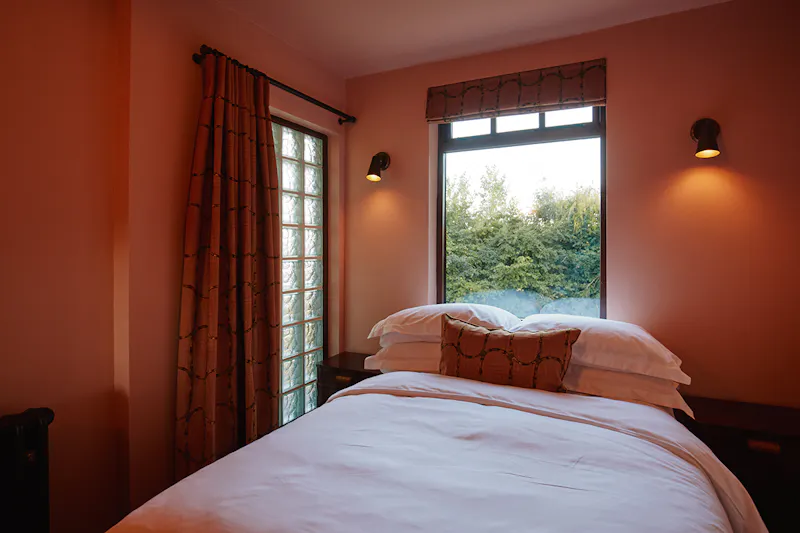 Bedroom at Cotswolds 70's homestay, D2884 (photo 43)