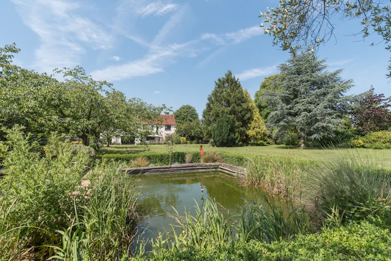 Pond at Canterbury Georgian Farmhouse , A1703 (photo 14)