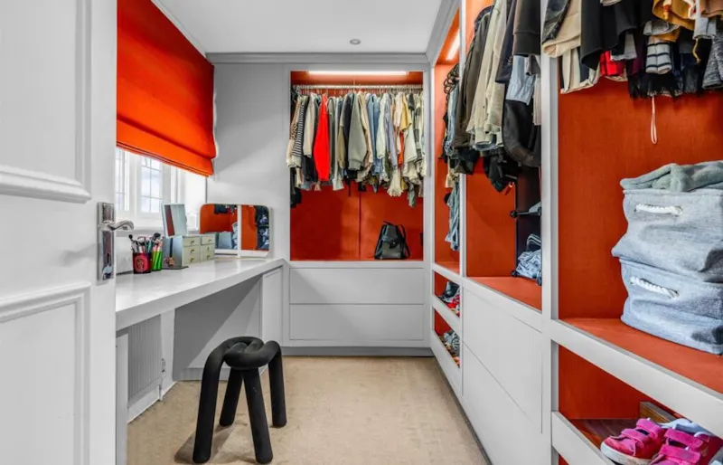 Dressing room at Bright Nuffield Family Home, D2890 (photo 9)