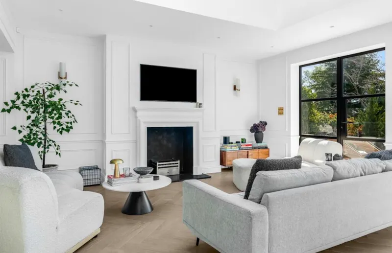 Living Room at Bright Nuffield Family Home, D2890 (photo 4)