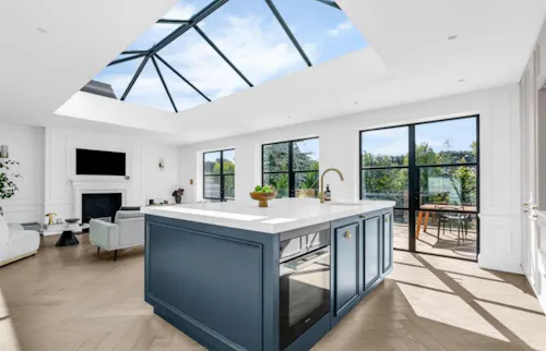 Bright Nuffield Family Home, D2890