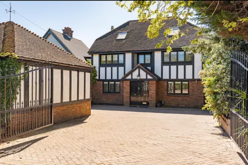 Bright Nuffield Family Home, D2890