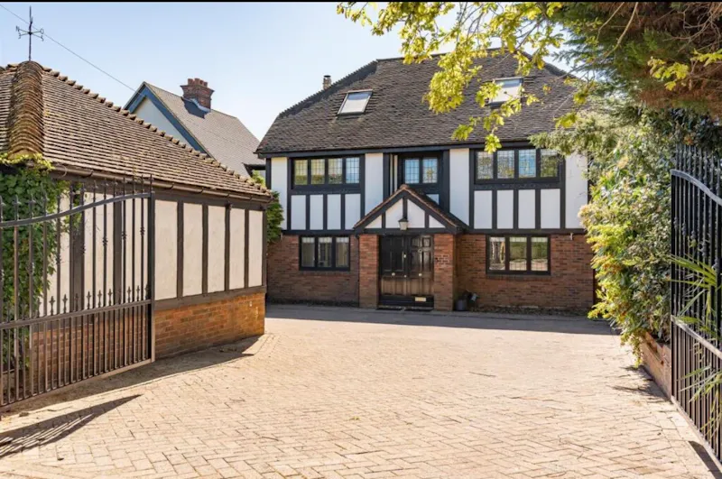 Driveway at Bright Nuffield Family Home, D2890 (photo 1)