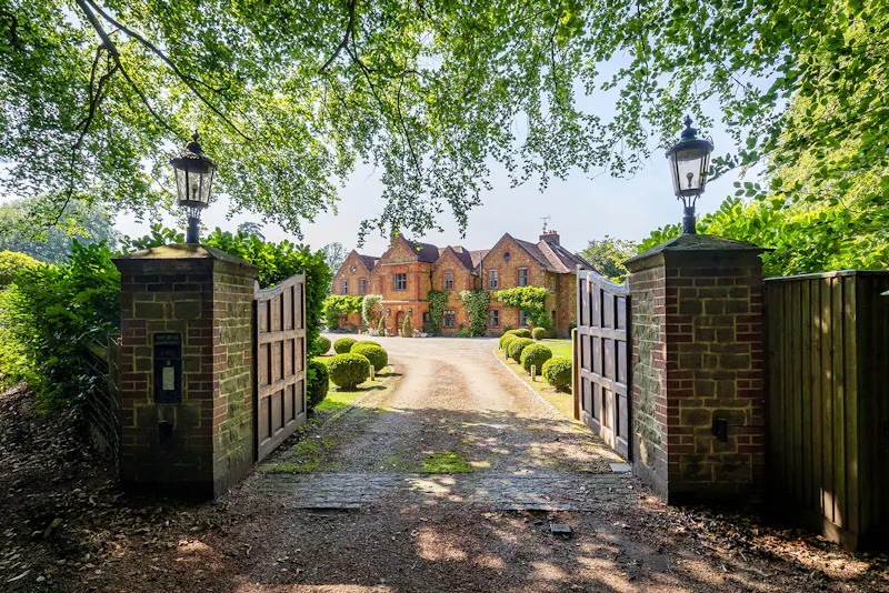 Striking Surrey Hills House, M305 (photo 66)