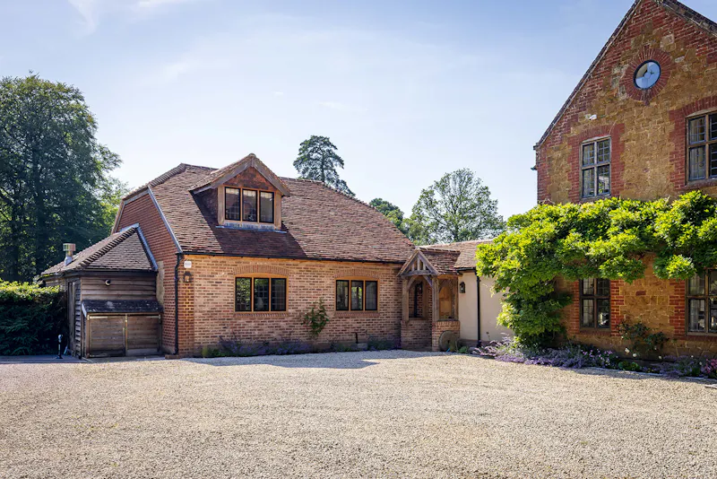 Striking Surrey Hills House, M305 (photo 60)