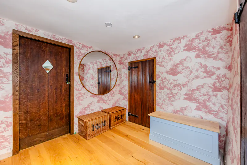 Wallpaper at Saffron Walden Period Farmhouse, L780 (photo 19)
