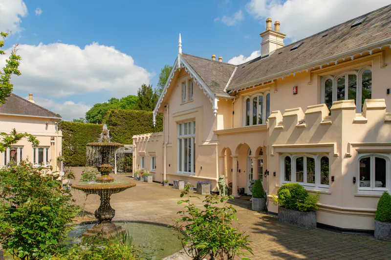 Driveway at Impressive Mill Hill Estate, D1251 (photo 1)