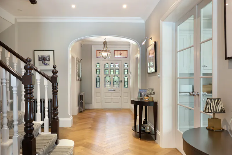 Entrance hall at Rickmansworth Edwardian Villa, E542 (photo 2)