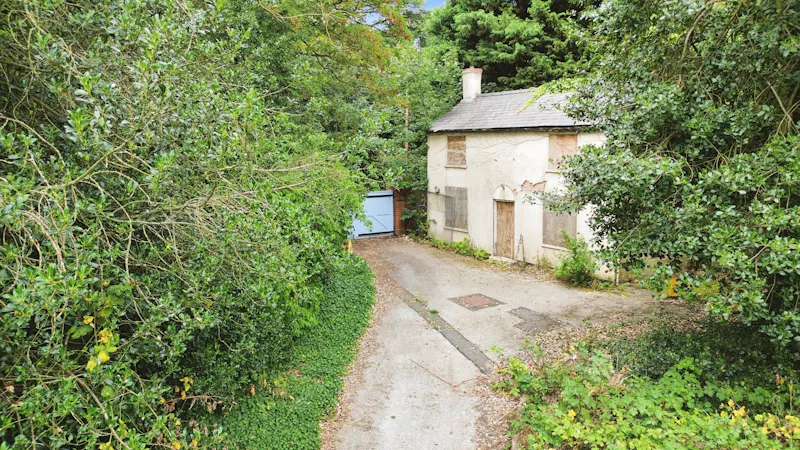 Driveway at Derelict House & Cottage, B2147 (photo 120)