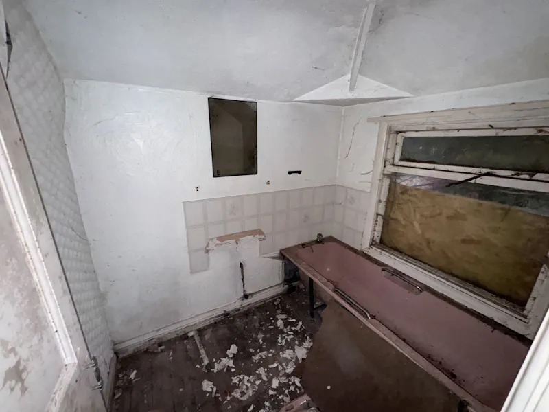Bath at Derelict House & Cottage, B2147 (photo 115)
