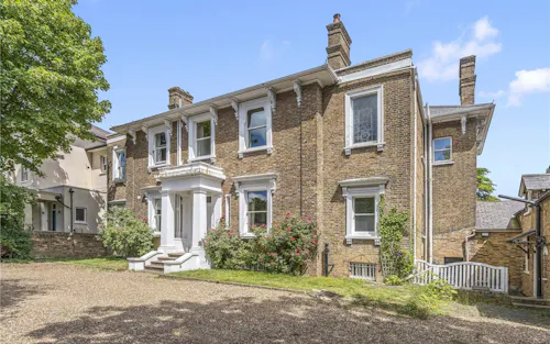 Lush Riverside Georgian Villa, A1706