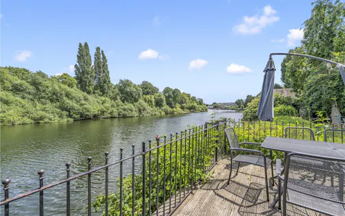 Lush Riverside Georgian Villa, A1706