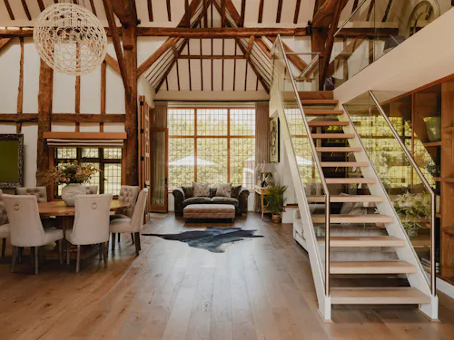 Bold Nuffield Barn Conversion, L679