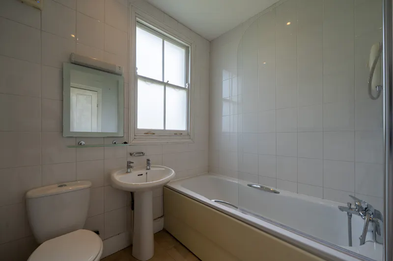 Bath at Vacant End Terrace Hackney, B2149 (photo 10)