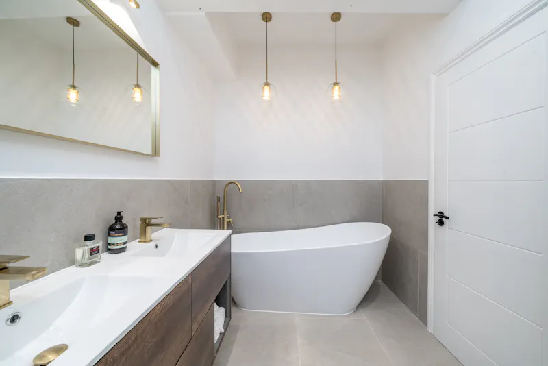 Bath at Sleek Clapham Junction Flat , F1284 (photo 13)